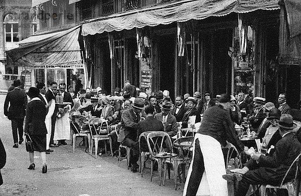 Menschen in einem bekannten Pariser Straßencafé  1931. Künstler: Ernest Flammarion
