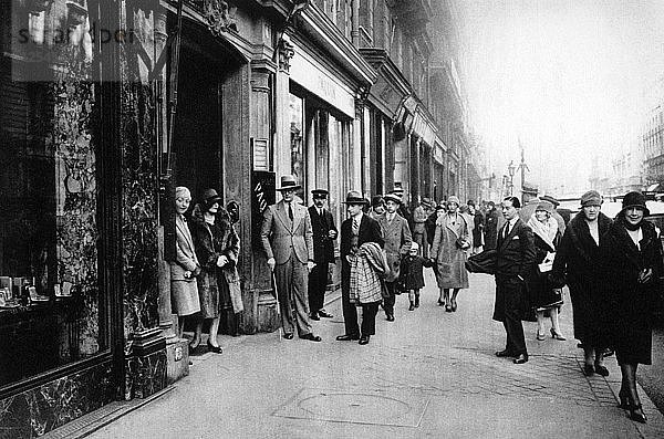 Wartende Näherinnen beim Verlassen des Arbeitsplatzes  Paris  1931.Künstler: Ernest Flammarion