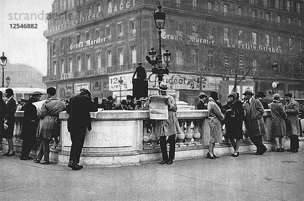 Treffpunkt am Eingang einer Metrostation  Paris  1931. Künstler: Ernest Flammarion