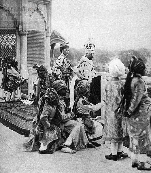 Indiens fürstliche Pagen  Georg V. und Königin May in Delhi  1911  (1935). Künstler: Unbekannt