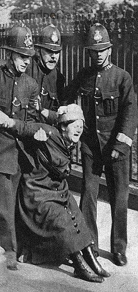 Eine Suffragette wird verhaftet  um 1910 (1935). Künstler: Unbekannt