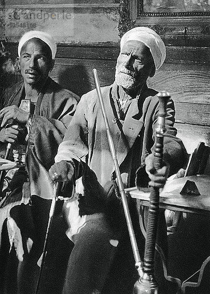 Rauchen der Narghileh  Kairo  1937. Künstler: Martin Hurlimann