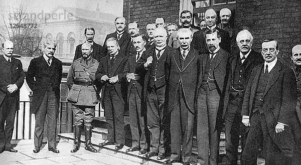 David Lloyd George  britischer Premierminister  mit einigen seiner Kollegen  1917 (1936). Künstler: Unbekannt