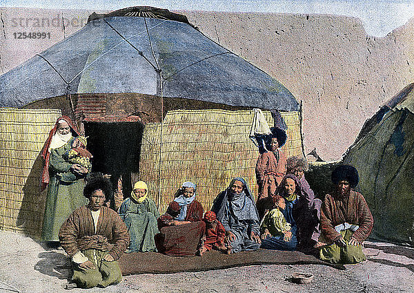 Zentralasiatische Familie vor ihrem Haus  um 1890. Künstler: Unbekannt