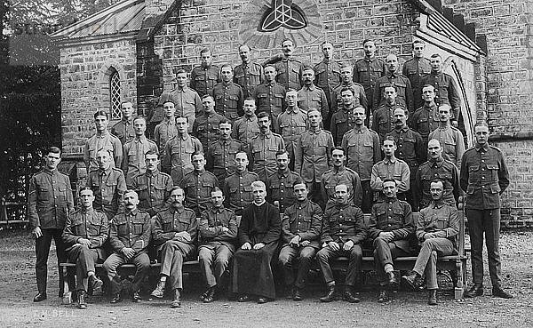 Britische Truppen vor der Garnisonskirche  Chakrata  1917. Künstler: Unbekannt