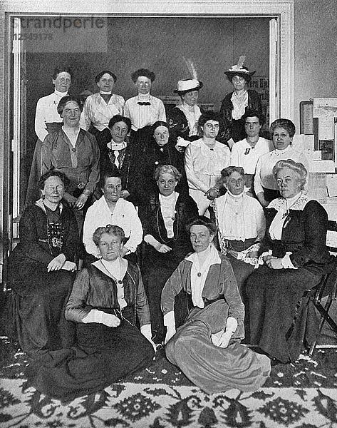 Die internationale Versammlung der Frauenwahlrechtlerinnen  1914  (um 1920). Künstler: Unbekannt