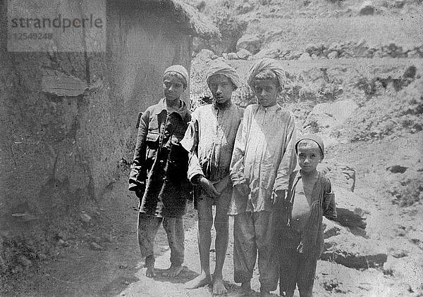 Kinder eines Bergvolkes  Chakrata  1917. Künstler: Unbekannt