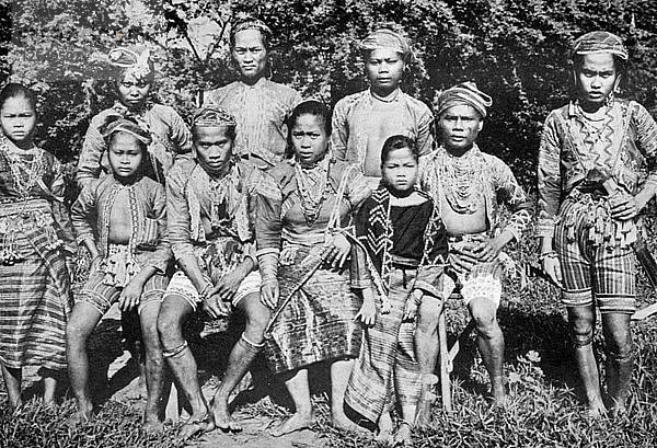 Philippinische Inselbewohner in Festtagskleidung  1926. Künstler: Unbekannt