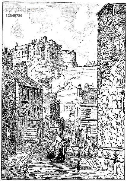 Edinburgh Castle von The Vennel aus gesehen  1911-1912. Künstler: Unbekannt