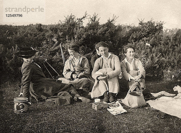 Frauen  die ein Picknick genießen  20. Jahrhundert. Künstler: Unbekannt