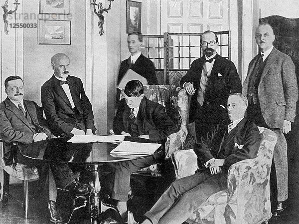 Die Vertragsverhandler  6. Dezember 1921. Künstler: Unbekannt
