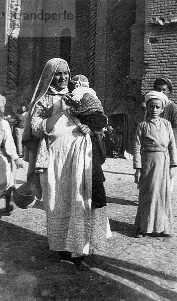 Muslimische Frau und Kind  Irak  1917-1919. Künstler: Unbekannt