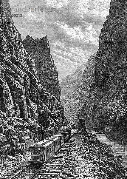 Ein Zug fährt durch die Rocky Mountains  USA  19. Jahrhundert: Taylor