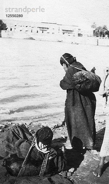 Bhistis oder Wasserträger  Basra  Irak  1917-1919. Künstler: Unbekannt
