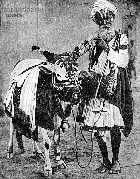 Hindukuh mit heiliger Kuh  Indien  1936. Künstler: Unbekannt