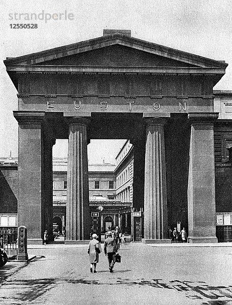 Der dorische Bogen  der zur Euston Station führt  London  1926-1927  Künstler: McLeish