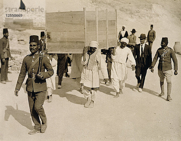 Ein Streitwagen wird aus dem Grab Tutanchamuns entfernt  Tal der Könige  Ägypten  1920er Jahre. Künstler: Harry Burton