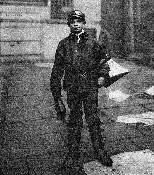 Aasfresserjunge  der Pferdeäpfel auf der Straße beseitigt  London  1926-1927. Künstler: Unbekannt