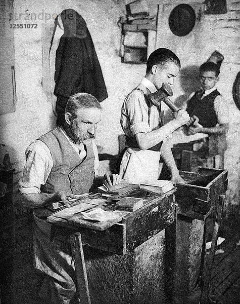 Goldklopfen in einer Londoner Werkstatt  1926-1927. Künstler: Unbekannt