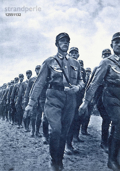 Marschierende SA-Sturmtruppen  Deutschland  ca. 1925-1930. Künstler: Unbekannt
