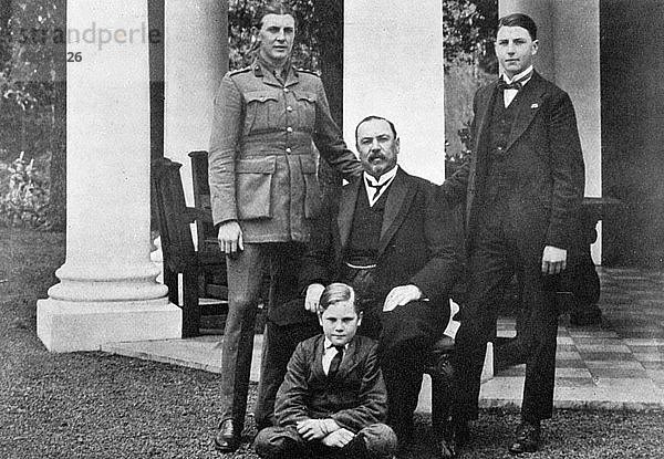 General Louis Botha und seine Söhne  um 1918  (um 1920). Künstler: Unbekannt