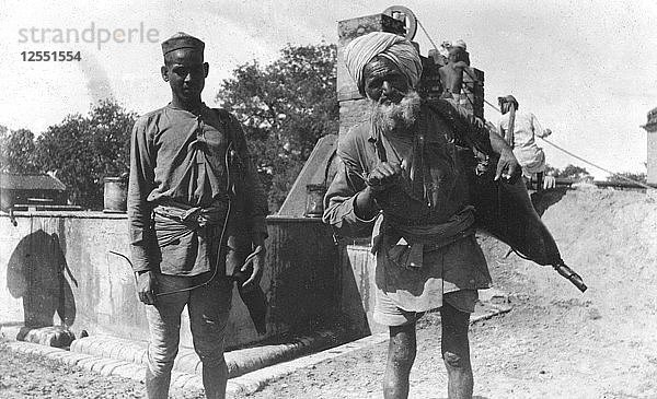 Bhistis  oder Wasserträger  Agra  Indien  1916-1917. Künstler: Unbekannt