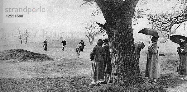 Golfspiel auf Tooting Bec Common  London  1926-1927. Künstler: Unbekannt