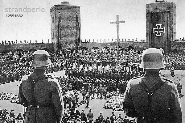 Nazi-Gedenkfeier für Präsident von Hindenburg  Ehrenhof  Tannenberg  7. August 1934. Künstler: Unbekannt