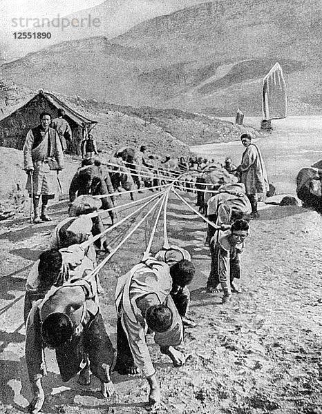 Lastenträger in Tibet  1936. Künstler: Fuchs
