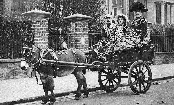 Familie Pearly in ihrem von einem Esel gezogenen Moke  London  1926-1927. Künstler: McLeish