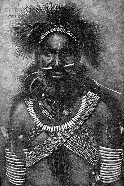 Hauptmann einer Kompanie kannibalischer Kämpfer  Neuguinea  1922. Künstler: Unbekannt