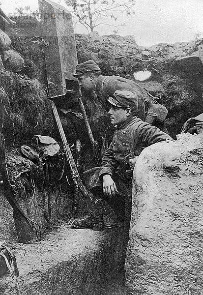 Das Periskop im Einsatz in einem französischen Schützengraben  Erster Weltkrieg  1914-1918  (um 1920). Künstler: Sphere
