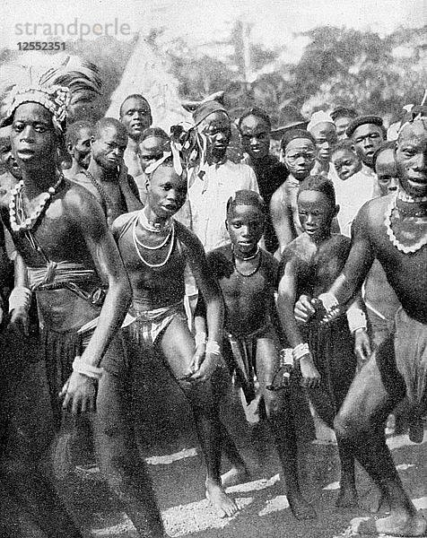 Als Mädchen verkleidete Tänzerjungen vom Stamm der Yafouba  Westafrika  1936  Künstler: Wide World Photos