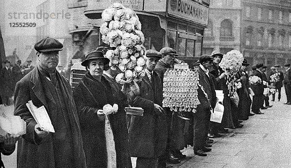 Straßenhändler  die in Walham Green  London  1926-1927  Fußballgeschenke verkaufen. Künstler: Unbekannt
