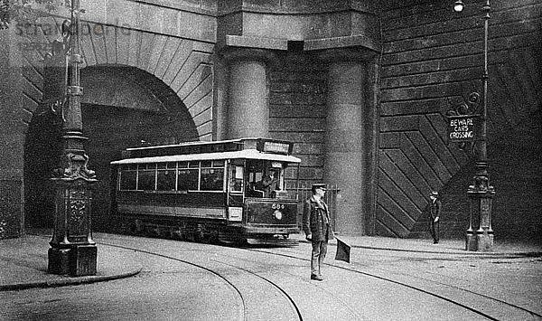 Eine Straßenbahn fährt unter Kingsway  Aldwych und Somerset House  London  1926-1927. Künstler: Unbekannt