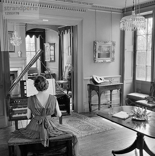 Frau im Abendkleid beim Cembalospiel  Fenton House  London  1960-1965. Künstler: John Gay