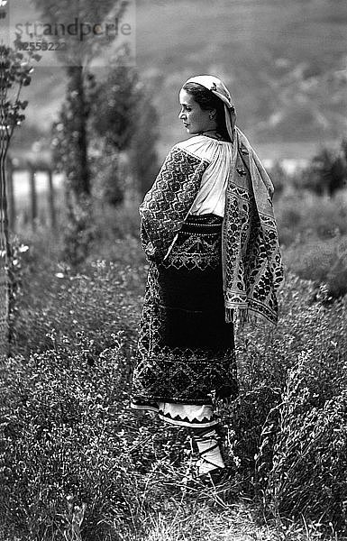 Junge Frau in Tracht  Bistrita-Tal  Moldawien  Nordost-Rumänien  ca. 1920-c1945. Künstler: Adolph Chevalier