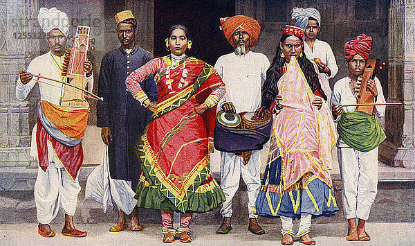 Nautch-Tänzerinnen mit Begleitmusikern  Indien  1922 Künstler: SR Norton