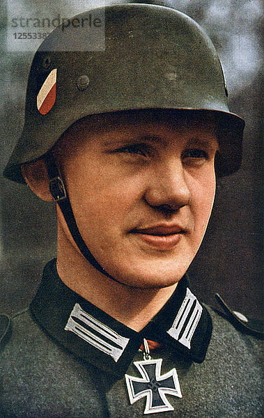 Erster deutscher Soldat  der das Ritterkreuz erhält  1941. Künstler: Umbo