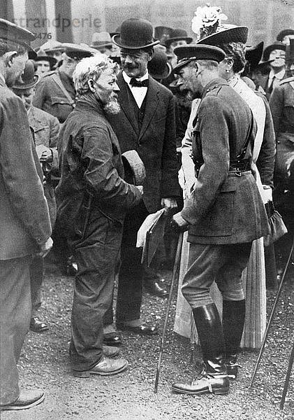König Georg V. und Königin Mary mit einem Schiffsbauer  Birkenhead  Erster Weltkrieg  1914-1918  (um 1920). Künstler: Unbekannt