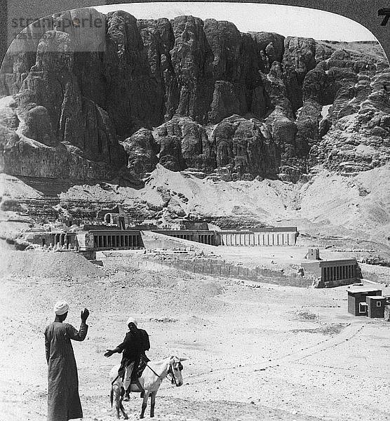 Seit Ewigkeiten begraben - Säulenterrassen des Tempels von Der-el-Bahri  Theben  Ägypten  1905: Underwood & Underwood