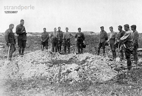 Begräbnis an der Westfront  Erster Weltkrieg  1916  (um 1920). Künstler: Unbekannt
