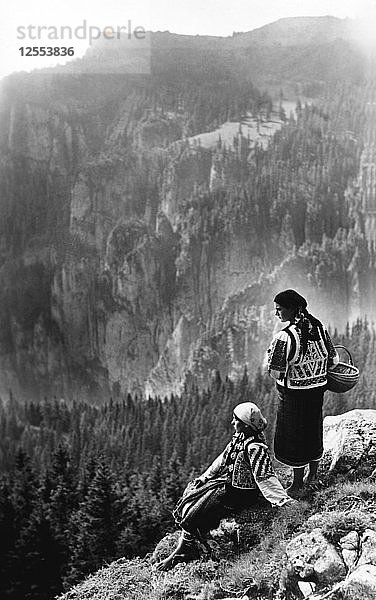 Zwei Frauen bewundern eine Aussicht  Bistrita-Tal  Moldawien  Nordost-Rumänien  ca. 1920-c1945. Künstler: Adolph Chevalier