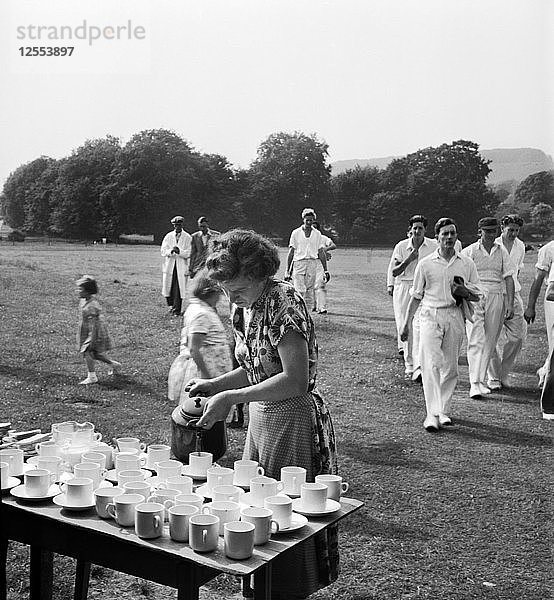Teepause bei einem Kricketspiel  Lewes  East Sussex  1959. Künstler: John Gay