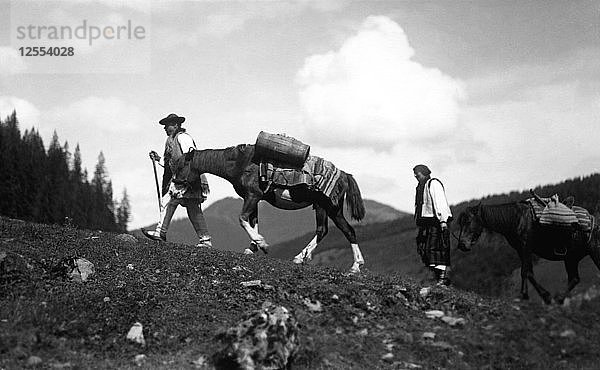 Mann und Frau führen Pferde  Bistrita-Tal  Moldawien  Nordost-Rumänien  ca. 1920-c1945. Künstler: Adolph Chevalier