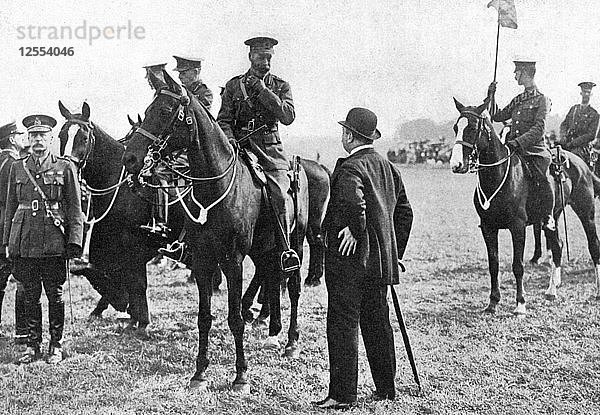 König Georg V. bei einer Truppeninspektion in Aldershot  Erster Weltkrieg  1914-1918  (um 1920). Künstler: Unbekannt