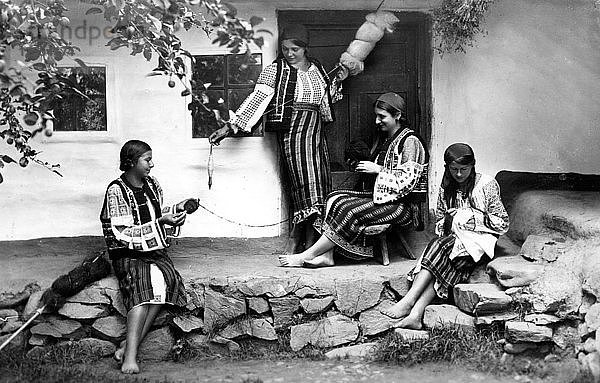 Junge Frauen beim Spinnen und Nähen  Bistrita-Tal  Moldawien  Nordost-Rumänien  ca. 1920-c1945. Künstler: Adolph Chevalier