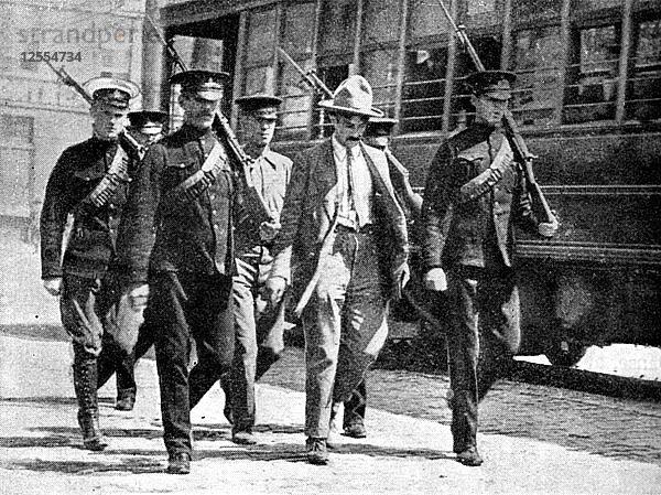Deutscher Spion  der von den kanadischen Behörden ins Militärgefängnis eskortiert wird  Erster Weltkrieg  1914. Künstler: Unbekannt