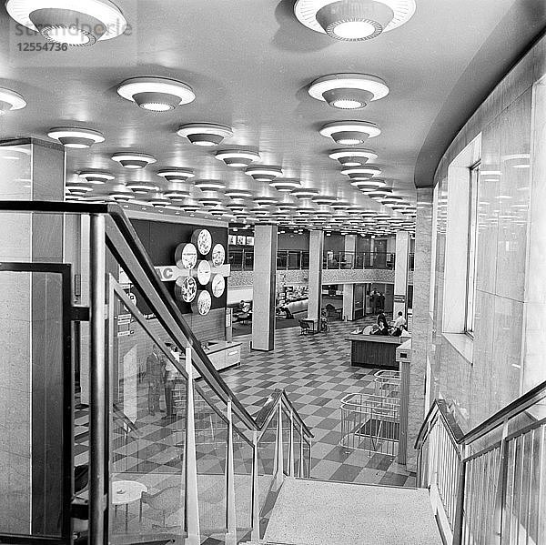 Das Foyer des BOAC Air Terminal Gebäudes  London  1960-1972. Künstler: John Gay