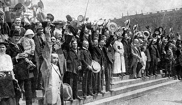 Jubelnde Menschenmenge beim Ausbruch der Feindseligkeiten  Kriegsfieber in Deutschland  Erster Weltkrieg  1914. Künstler: Unbekannt